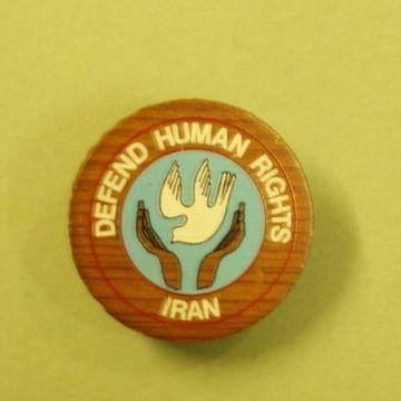 032856 Badge IRAN DEFEND HUMAN RIGHTS. £7.00